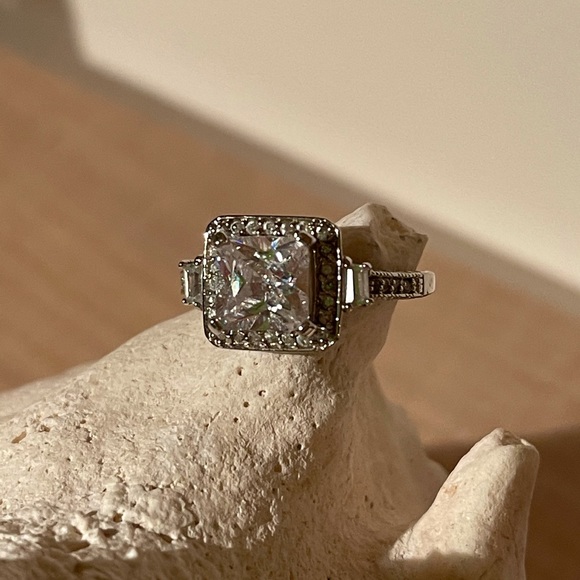 Diamonelle ring - Picture 2 of 9